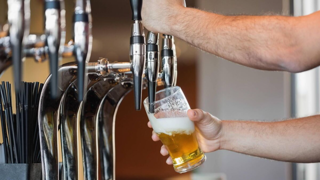 Saudade de casa? Irlandesa cria aplicativo que permite pagar uma rodada de bebidas para amigos mesmo morando em outro país