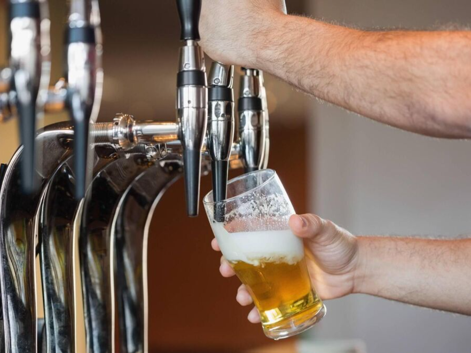 Saudade de casa? Irlandesa cria aplicativo que permite pagar uma rodada de bebidas para amigos mesmo morando em outro país