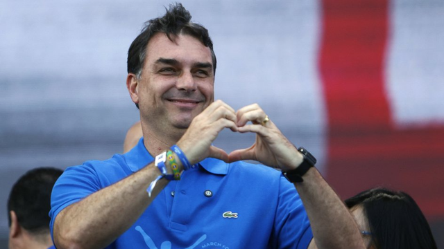 Flávio Bolsonaro participou de churrasco em lancha com lobistas, garotas de programa e recebeu Rolex durante a pandemia, diz revista
