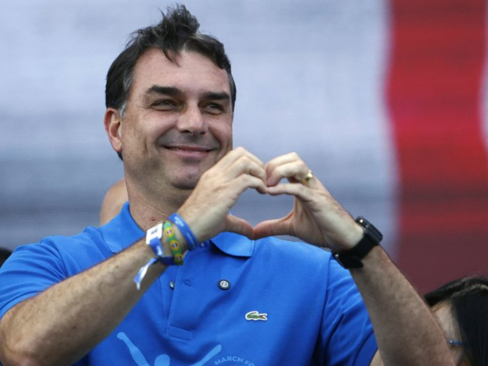 Flávio Bolsonaro participou de churrasco em lancha com lobistas, garotas de programa e recebeu Rolex durante a pandemia, diz revista