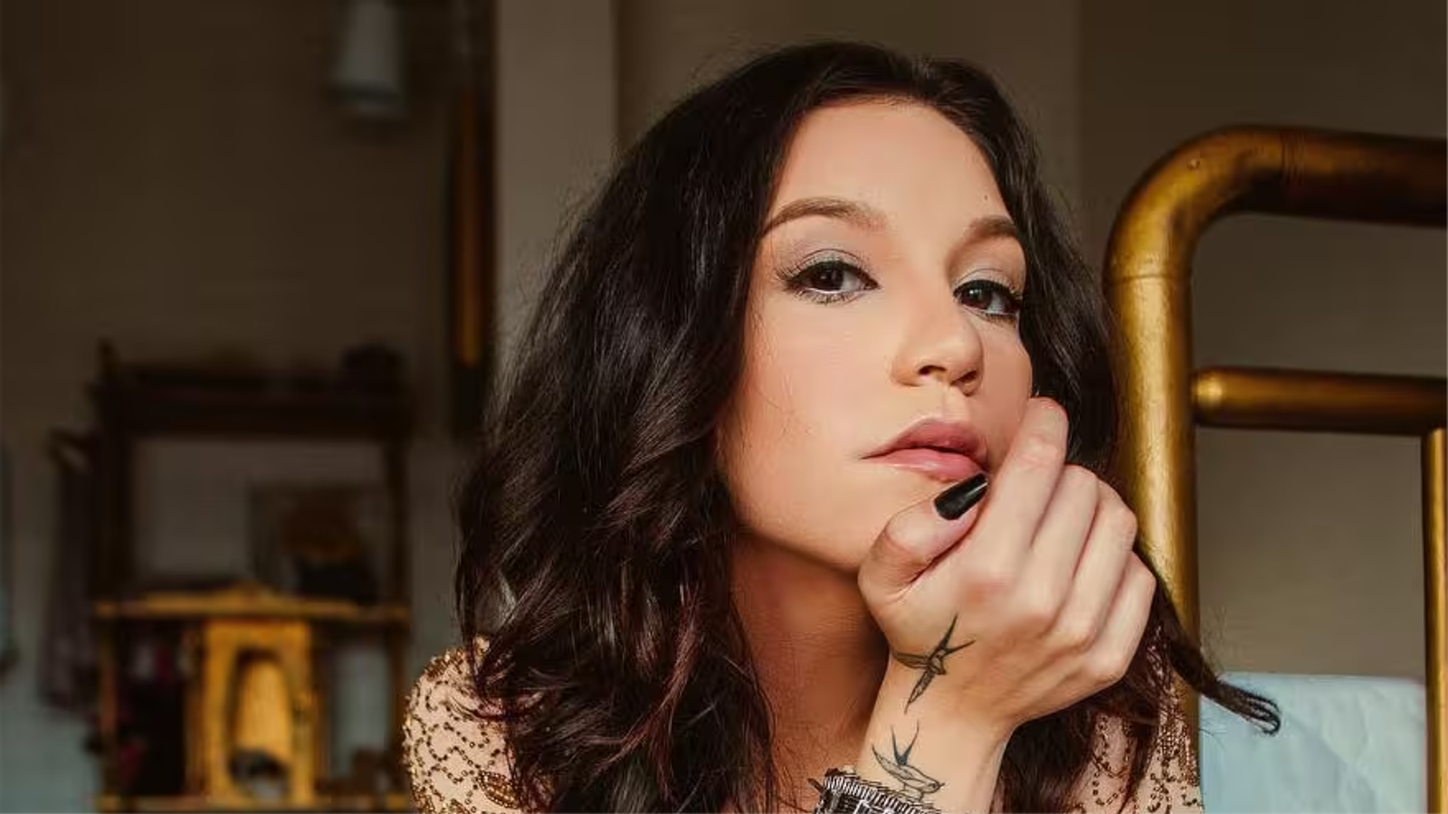 Priscilla assume o comando da carreira e apresenta o álbum ECO