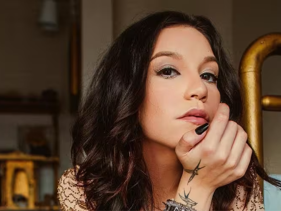 Priscilla assume o comando da carreira e apresenta o álbum ECO