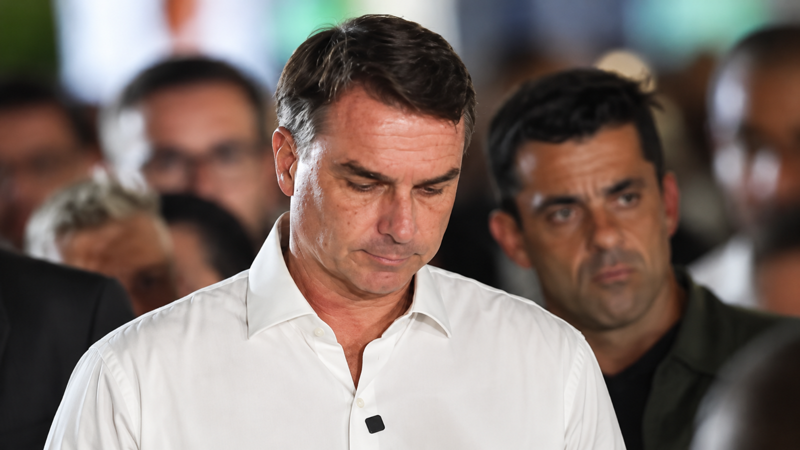 Flávio Bolsonaro é intimado pela Polícia Federal a entregar passaportes por determinação de Moraes