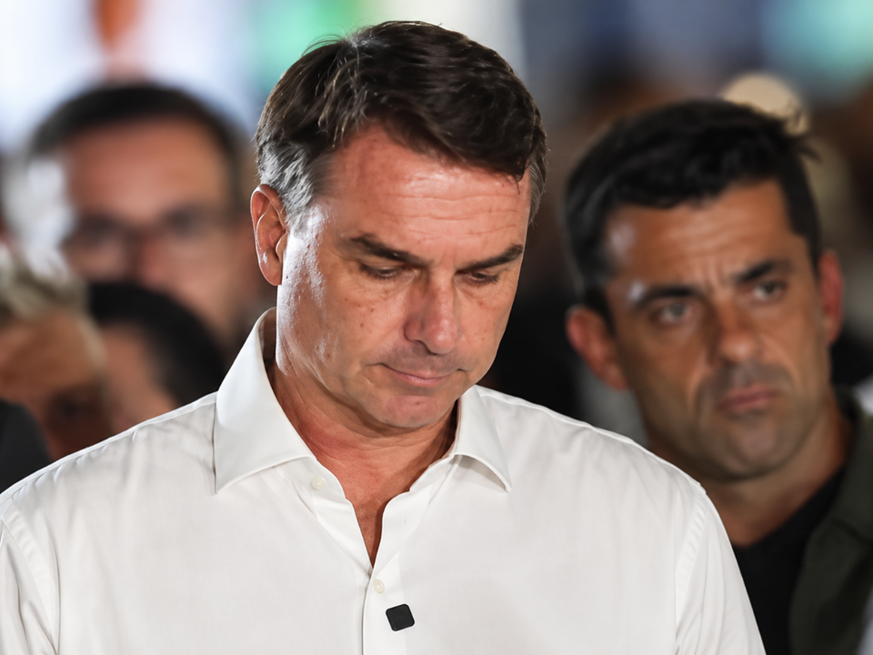 Flávio Bolsonaro é intimado pela Polícia Federal a entregar passaportes por determinação de Moraes