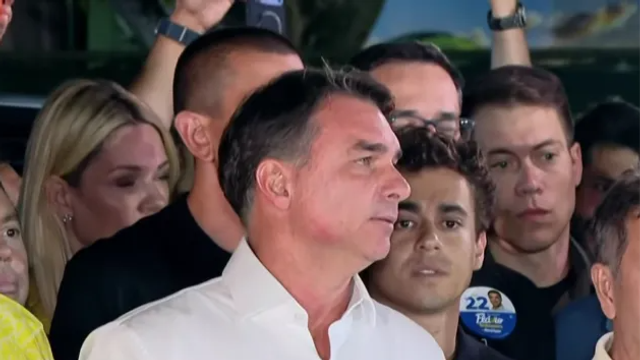 Polícia Federal cancela passaportes de Flávio Bolsonaro após descumprimento de ordem do STF