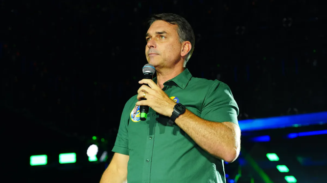 Aliados afirmam que Flávio Bolsonaro deixou o Brasil e estaria a caminho dos Estados Unidos