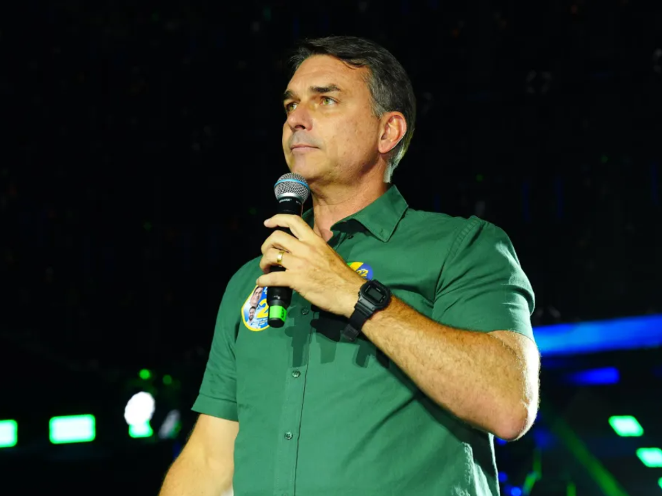 Aliados afirmam que Flávio Bolsonaro deixou o Brasil e estaria a caminho dos Estados Unidos