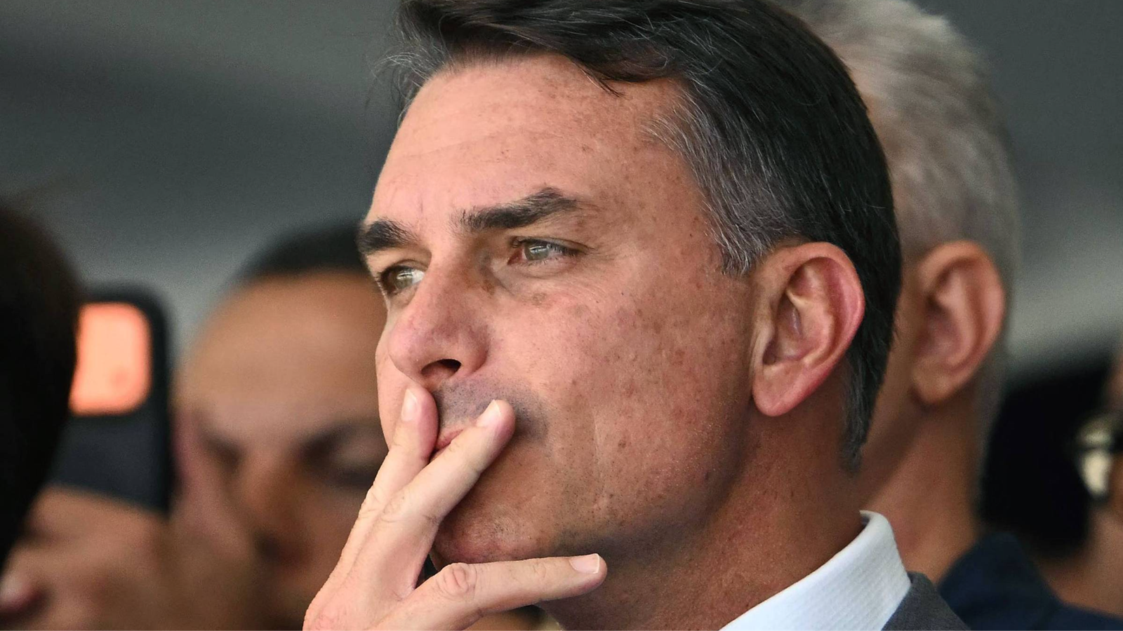 Piloto relata informação sobre Flávio Bolsonaro em lista de passageiros de jato na Argentina