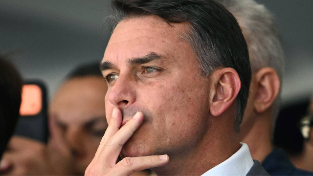 Piloto relata informação sobre Flávio Bolsonaro em lista de passageiros de jato na Argentina