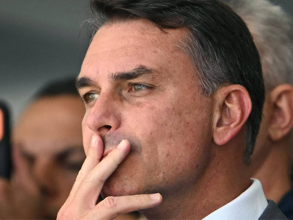 Piloto relata informação sobre Flávio Bolsonaro em lista de passageiros de jato na Argentina