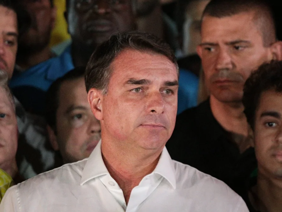Aliado de Trump afirma que Flávio Bolsonaro chegou em segurança aos Estados Unidos