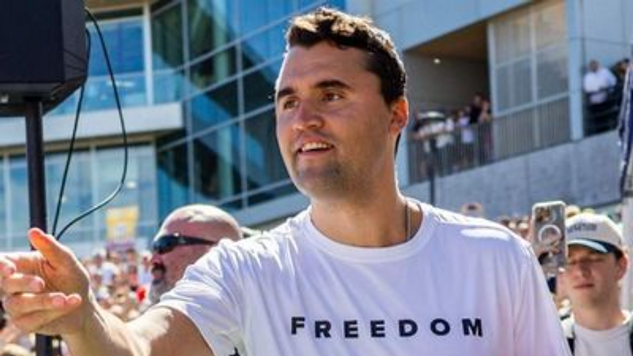 Torcida do Penn State presta homenagem a Charlie Kirk com camisas ‘FREEDOM’