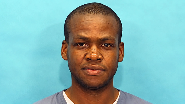 Homem permanece detido pelo ICE há quase dez meses apesar de documentos que indicam cidadania americana