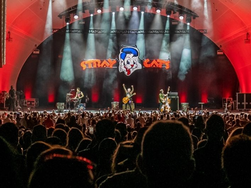 Stray Cats levam clássicos do rockabilly ao Fox Theatre