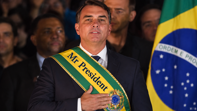 Flávio Bolsonaro se declara presidente eleito e agradece a Trump e Milei após chegar aos EUA