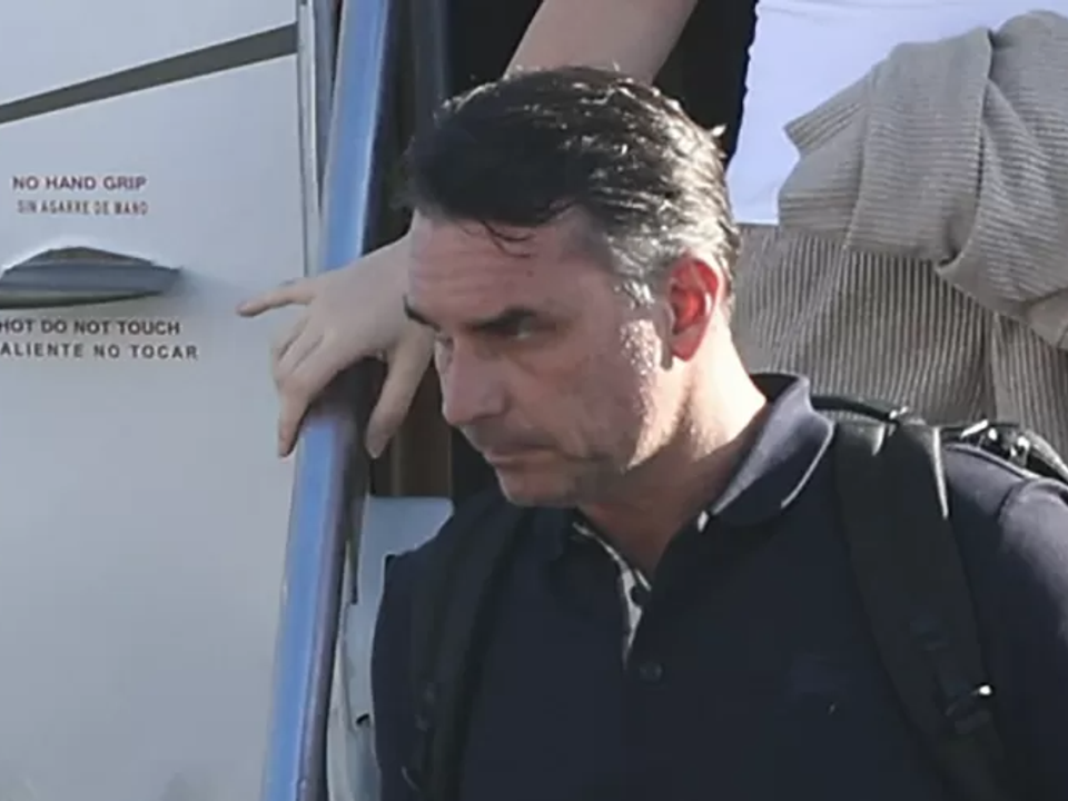 Governo Trump teria organizado viagem de Flávio Bolsonaro aos EUA, revela jornal americano NYT