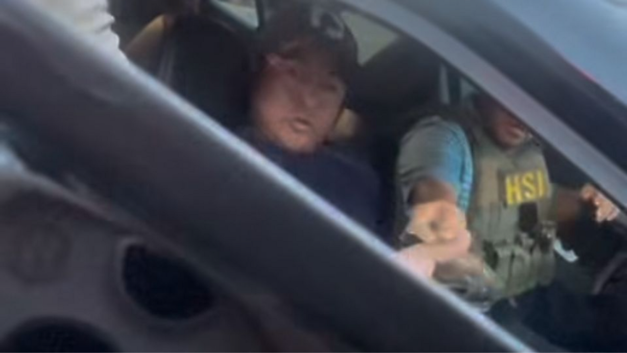 Agentes do ICE prendem pai de família em San Antonio e cena comove redes sociais