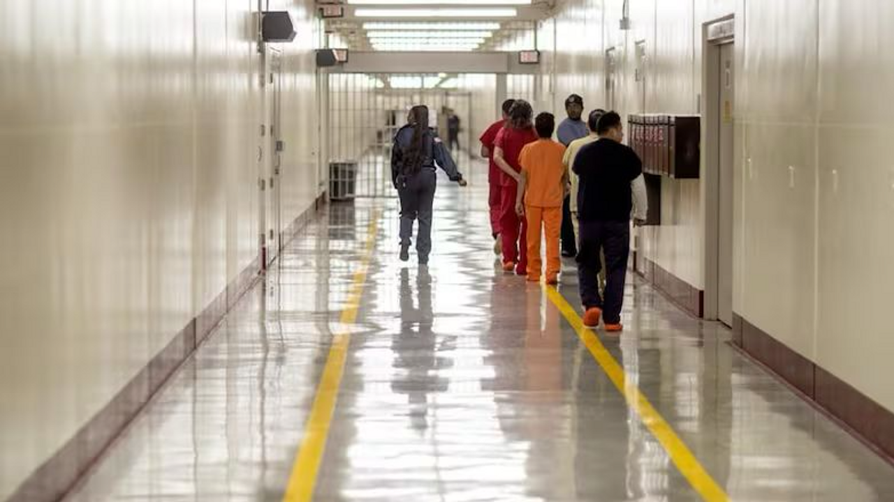 ICE mantém imigrantes por longos períodos em basement de Atlanta