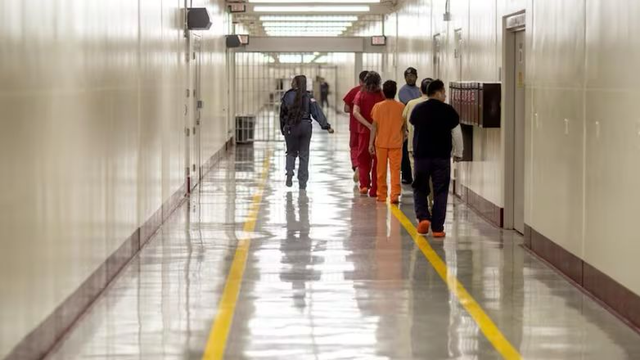 ICE mantém imigrantes por longos períodos em basement de Atlanta