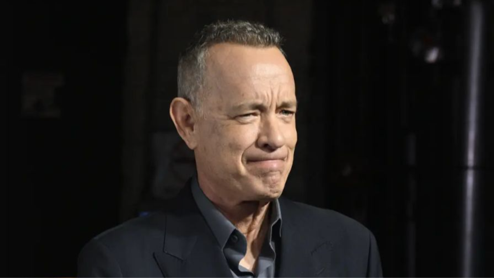 Tom Hanks pega metrô de Nova York disfarçado e surpreende passageiros