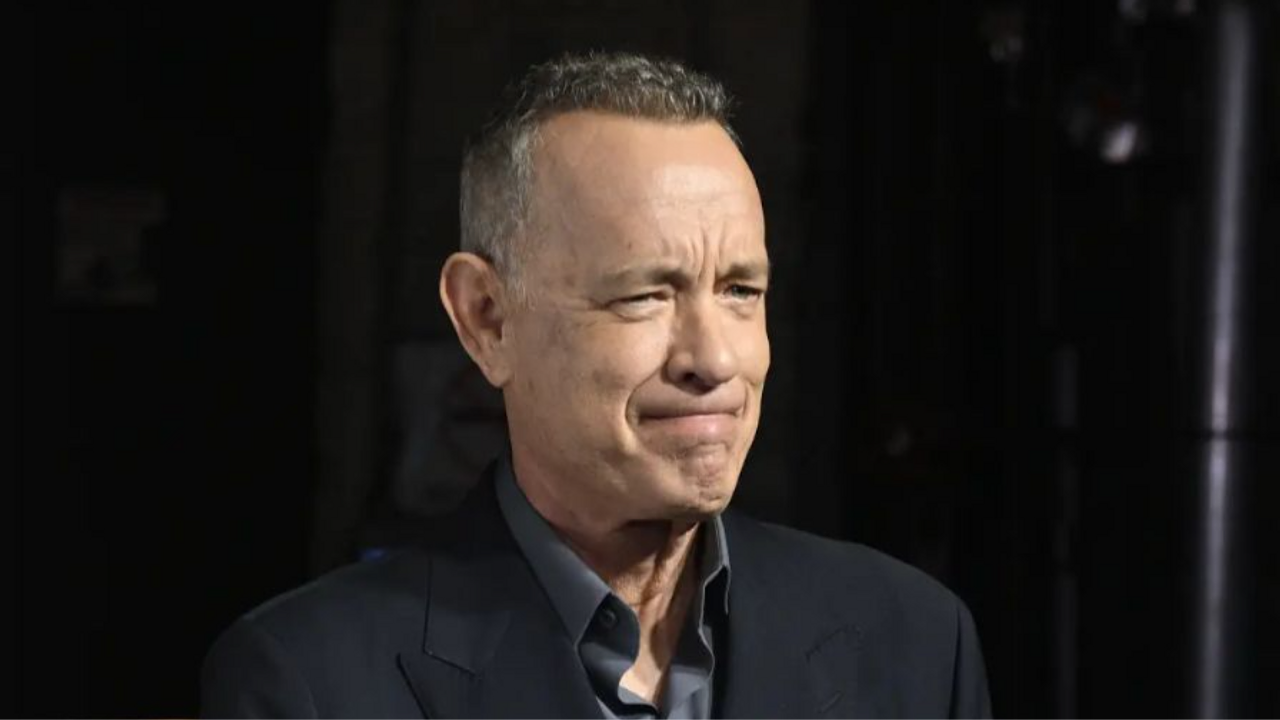 Tom Hanks pega metrô de Nova York disfarçado e surpreende passageiros