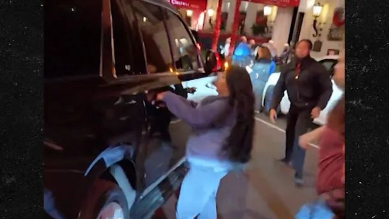 Fã tenta invadir carro de Keanu Reeves e é contida por seguranças