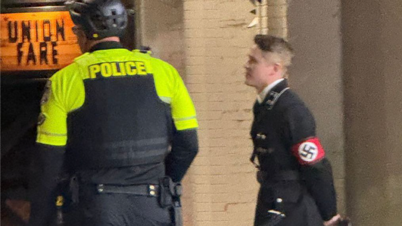 Homem fantasiado de nazista agride mulher e é preso em bar universitário na Geórgia