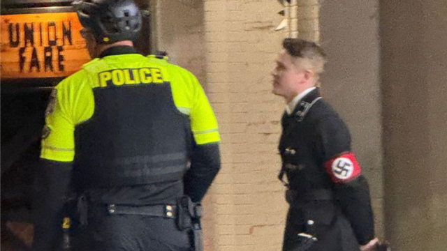 Homem fantasiado de nazista agride mulher e é preso em bar universitário na Geórgia