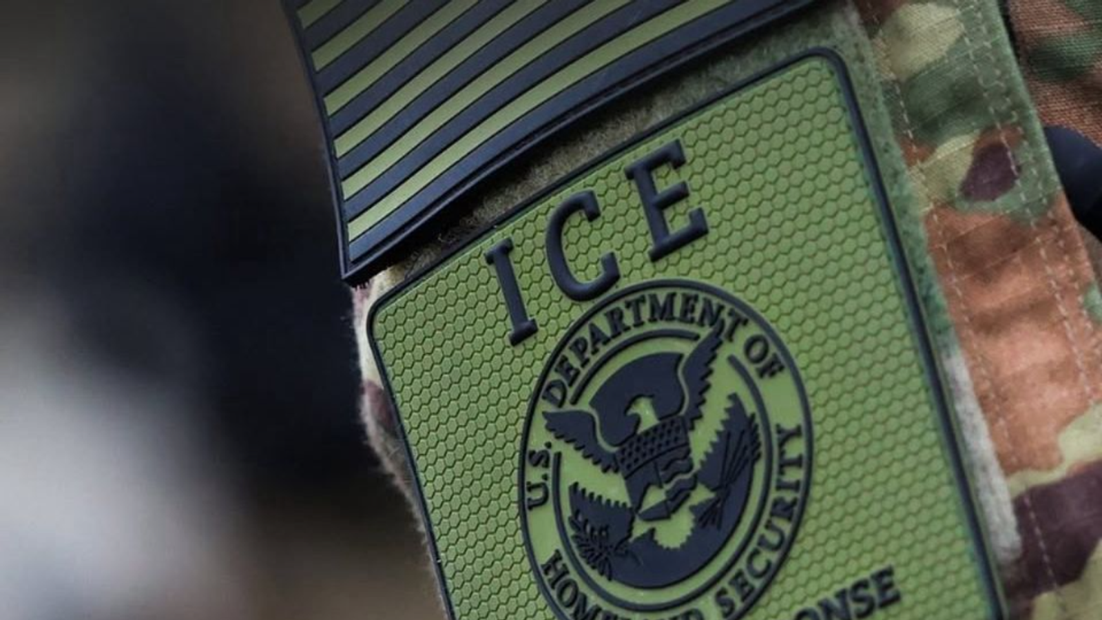 Migrante morre atropelado ao fugir de agentes do ICE na Virgínia