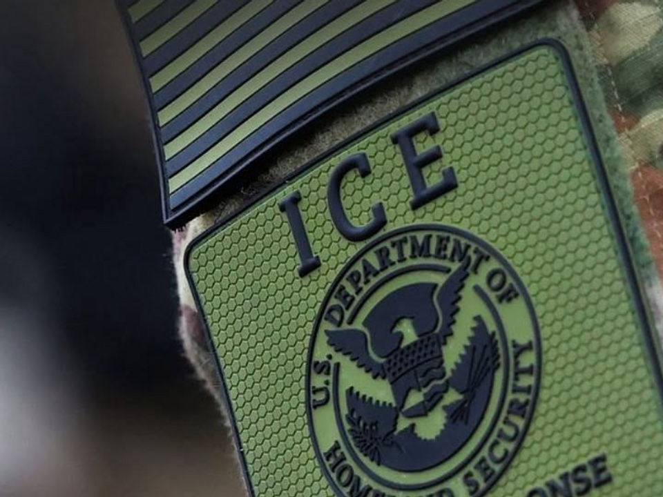 Migrante morre atropelado ao fugir de agentes do ICE na Virgínia