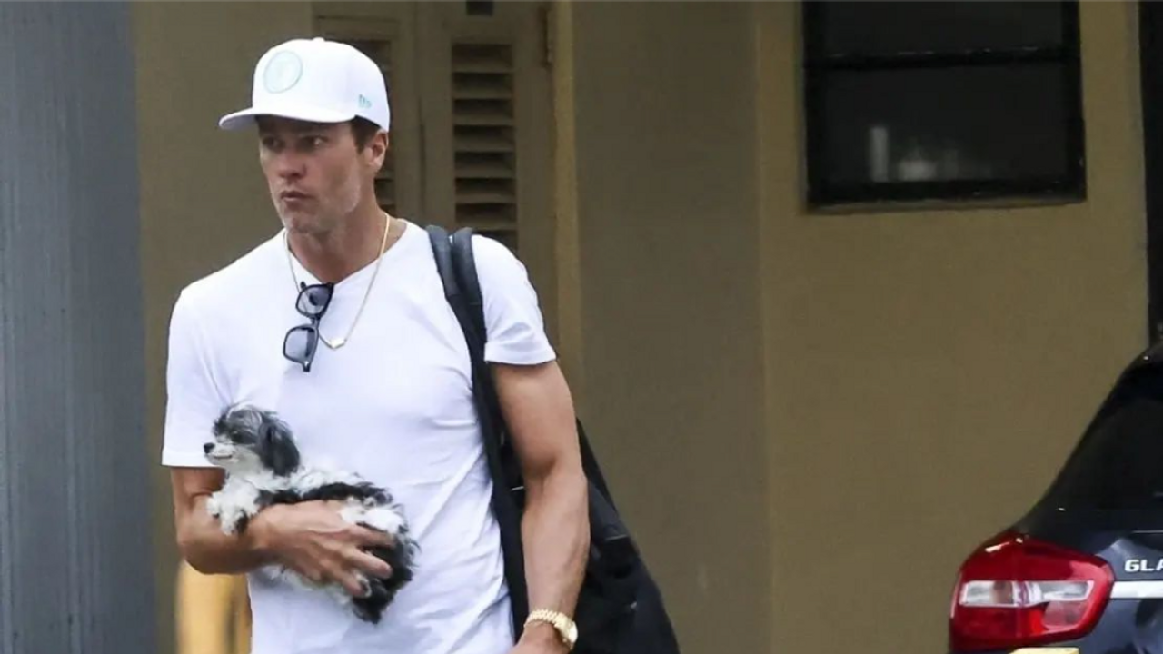 Tom Brady revela que clonou seu cachorro falecido para “reviver” o companheiro de quatro patas