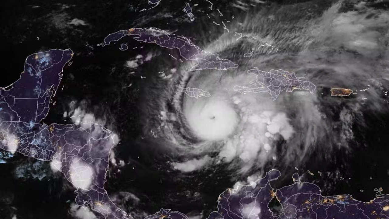 Furacão Melissa atinge categoria 5 e força evacuação em massa na Jamaica