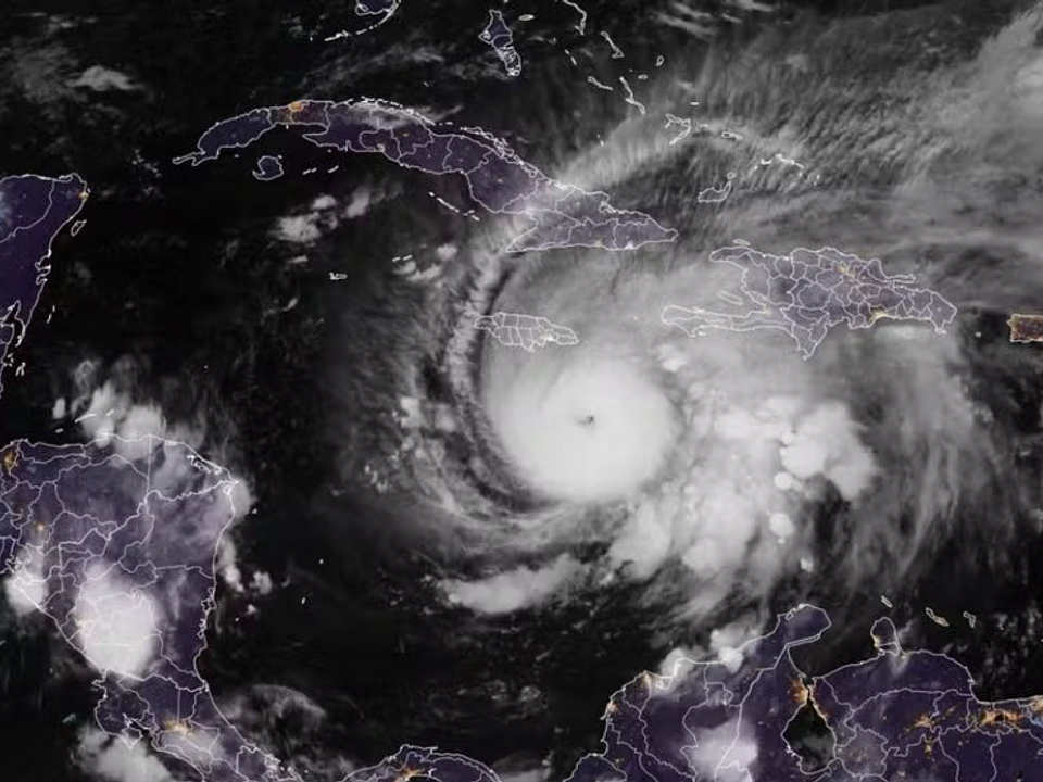 Furacão Melissa atinge categoria 5 e força evacuação em massa na Jamaica