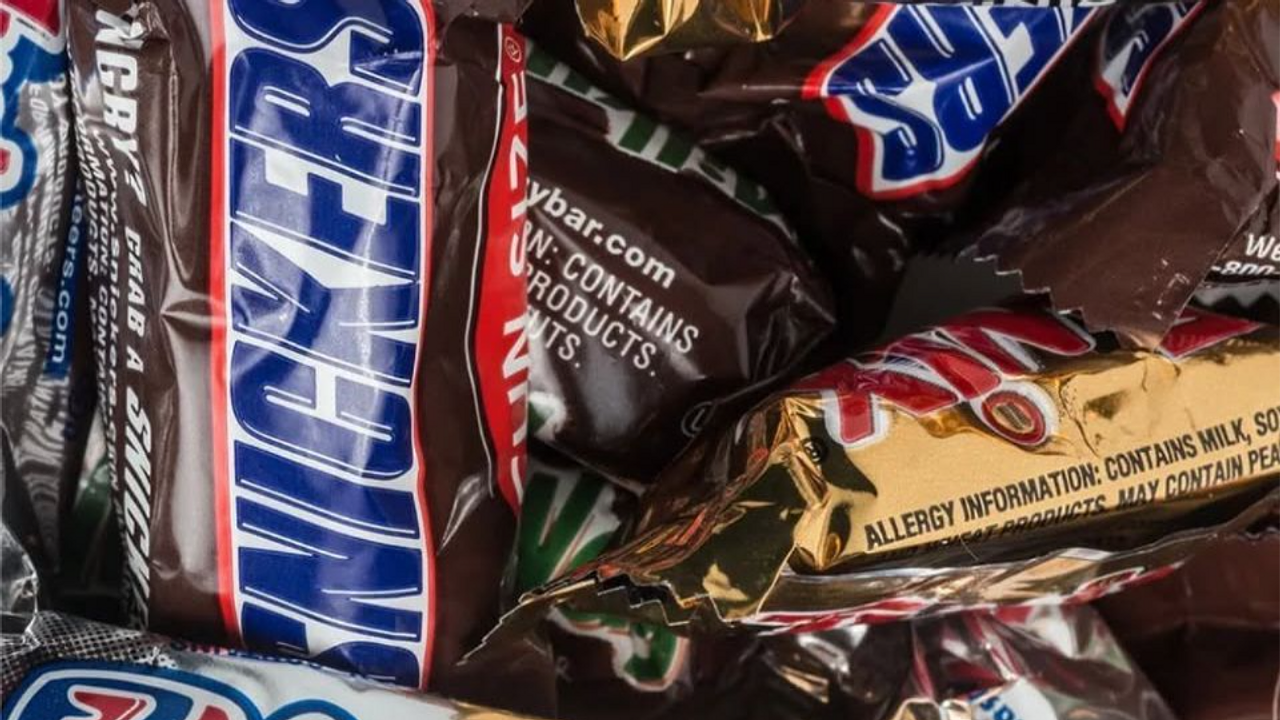 Doces são recolhidos nos EUA por risco de alergia grave antes do Halloween