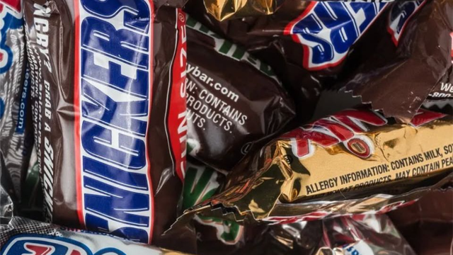 Doces são recolhidos nos EUA por risco de alergia grave antes do Halloween