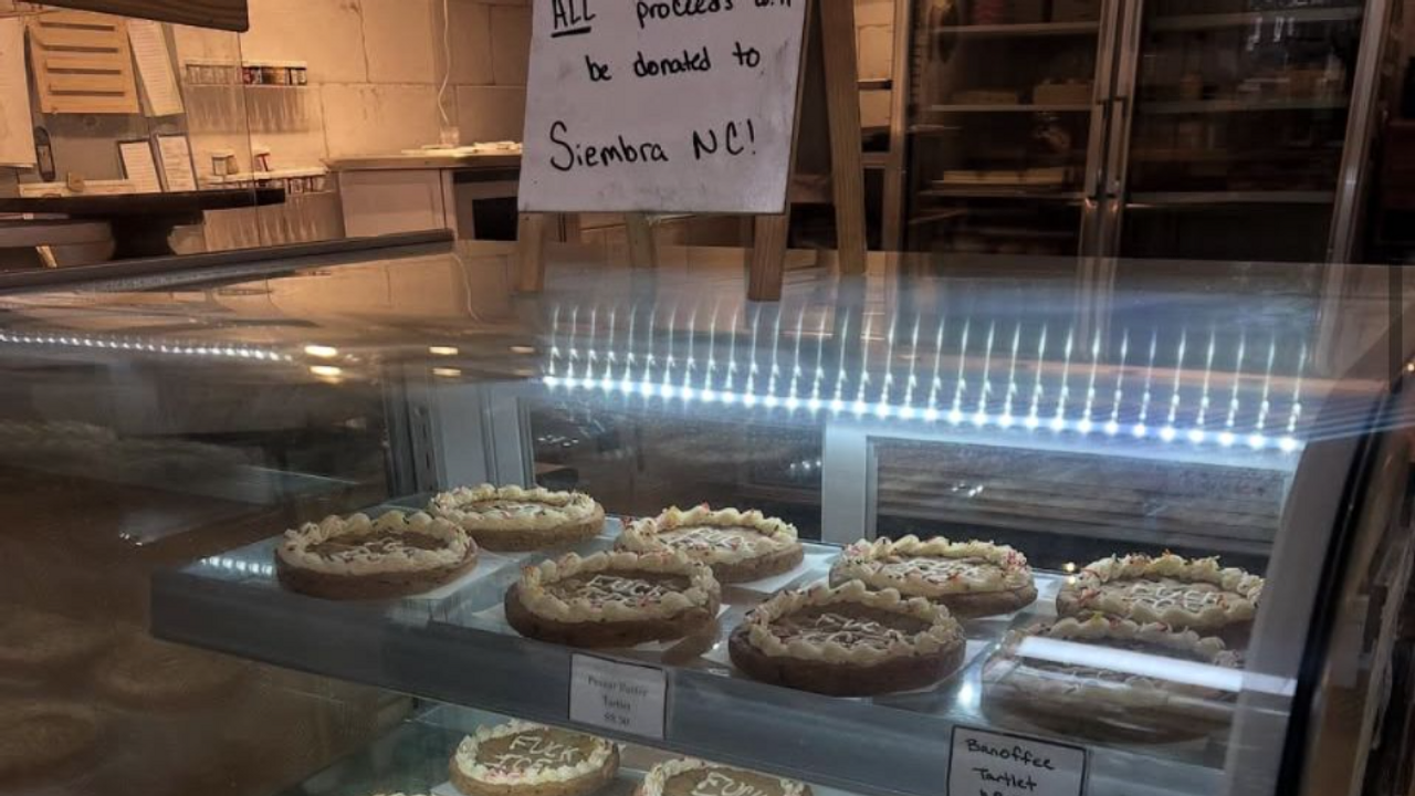 Padaria fecha em protesto e vende biscoitos com frase contra imigração