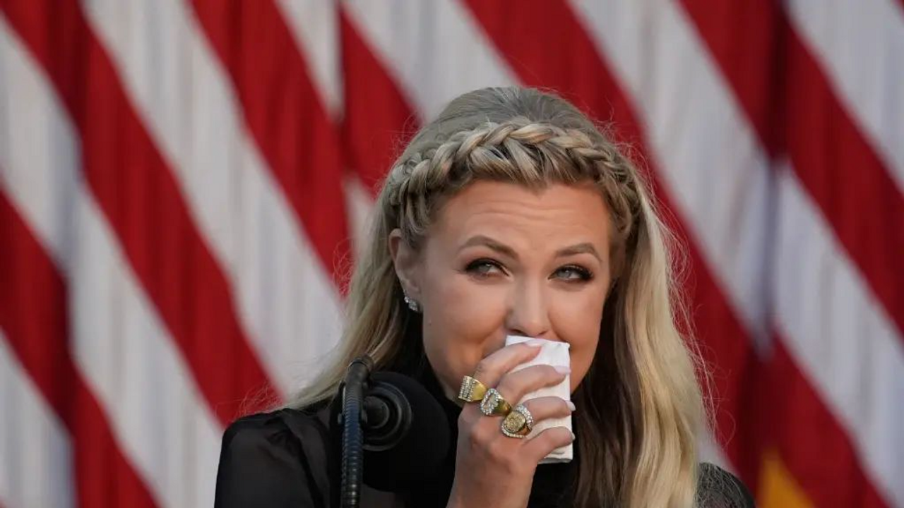 Podcaster causa revolta ao ironizar viúva de Charlie Kirk com meme ofensivo