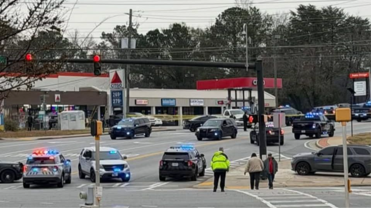 Sandy Springs: suspeito de agressão é baleado após sacar arma durante abordagem policial