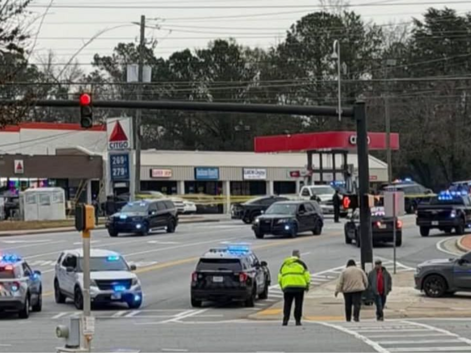 Sandy Springs: suspeito de agressão é baleado após sacar arma durante abordagem policial