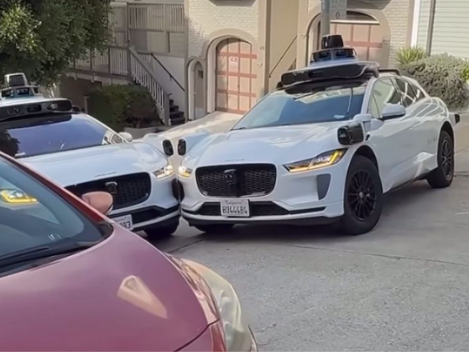 Carros autônomos travam rua em San Francisco e causam confusão no trânsito