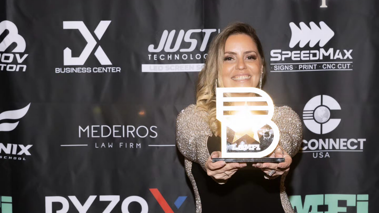 Sofie Prado recebe prêmio em Hollywood e celebra a força da Rádio Brazil Atlanta nos EUA