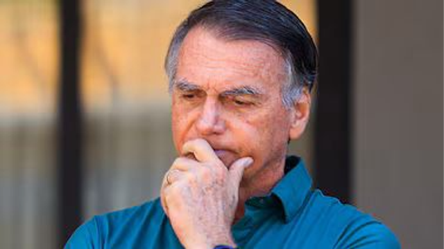 Bolsonaro diz que surtou por remédios e nega tentativa de fuga