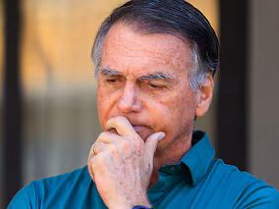 Bolsonaro diz que surtou por remédios e nega tentativa de fuga