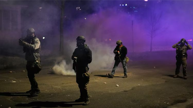 Agente do ICE é ferido em emboscada durante abordagem e atira em suspeito em Minneapolis