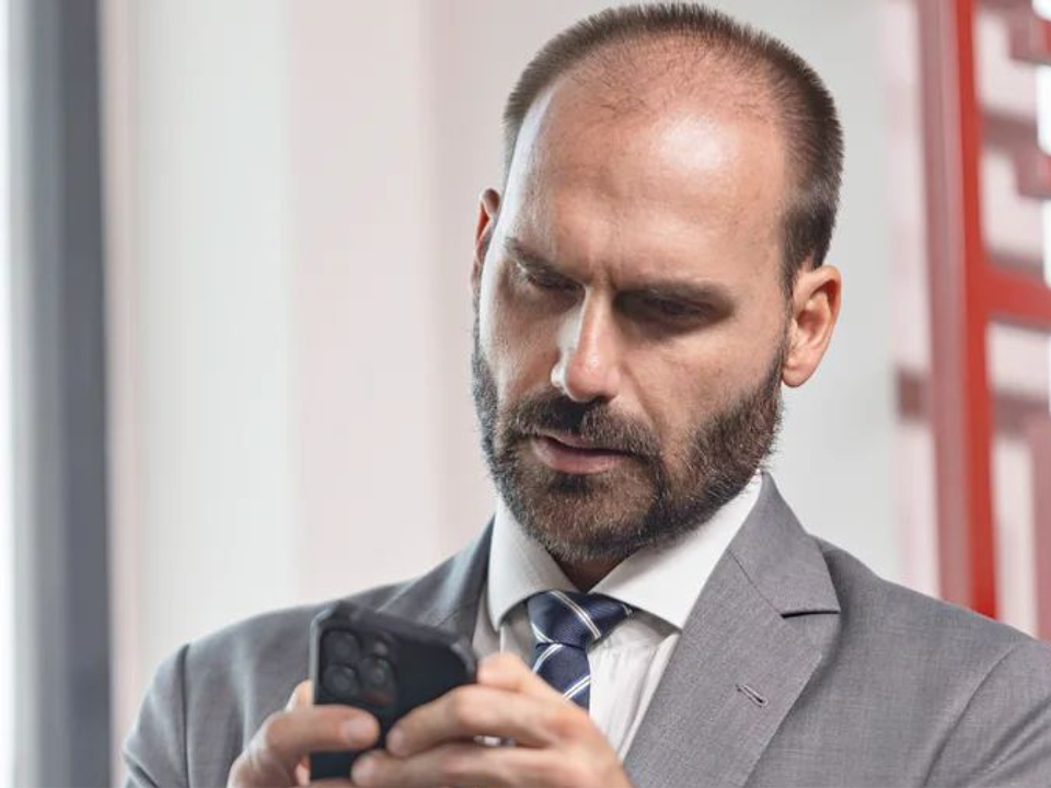 Eduardo Bolsonaro critica suspensão de vistos de imigração dos EUA para brasileiros