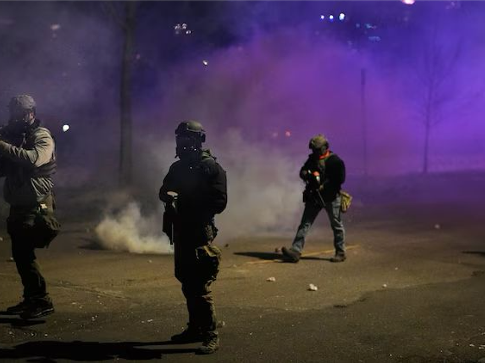 ICE intensifica operações em Minneapolis e cenas de prisões violentas circulam nas redes