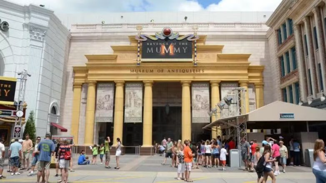 Idosa de 70 anos morre após andar em montanha-russa no Universal Orlando