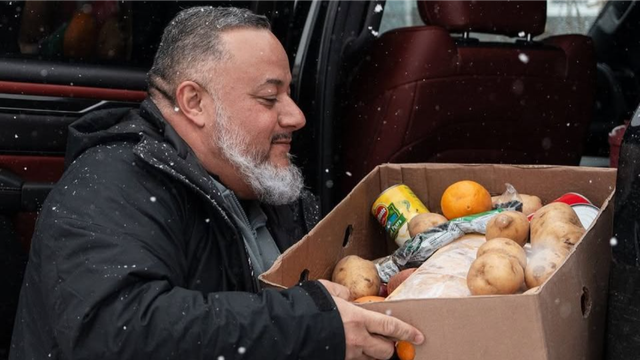 Voluntários entregam comida em Minnesota para imigrantes evitarem sair de casa