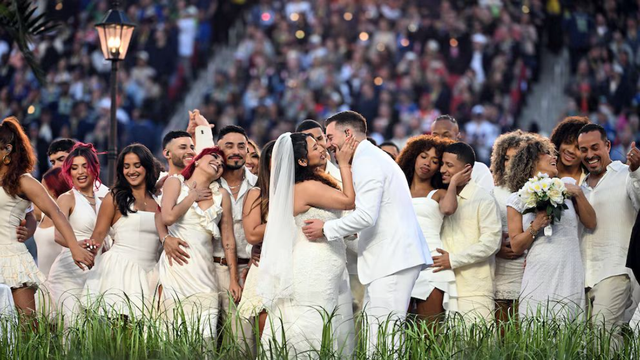Casal convidou Bad Bunny para o casamento; ele os convidou para se casar no Super Bowl