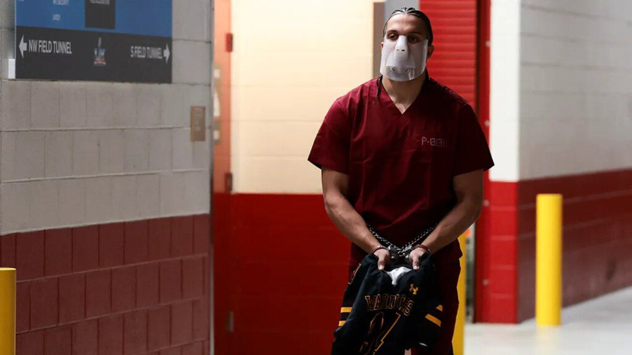 Chega algemado e descalço: jogador dos Patriots causa choque antes do Super Bowl 2026